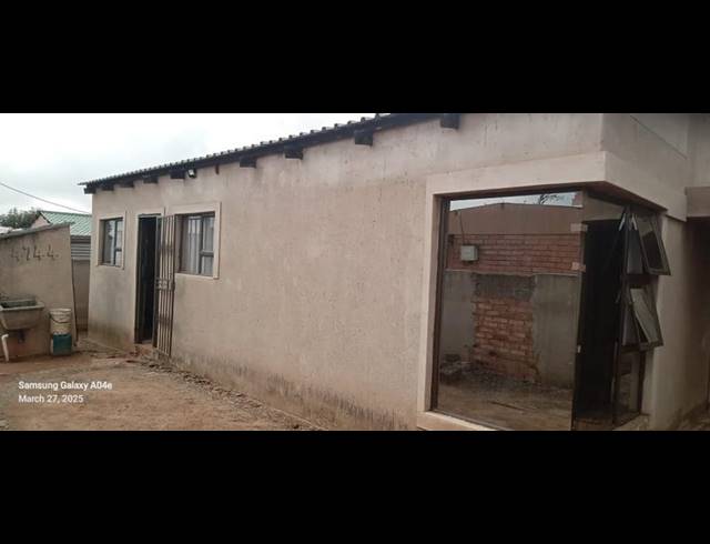 3 BEDROOM TOWNHOUSE FOR SALE IN BOTLENG EXT 4